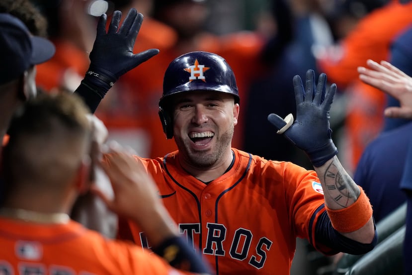 Víctor Caratini festeja un jonrón con los Astros.