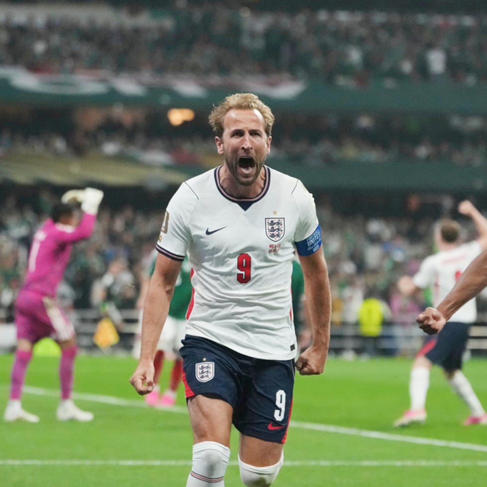 Harry Kane celebra el tercer gol de los ingleses junto a Jude Bellingham en el Estadio Azteca.