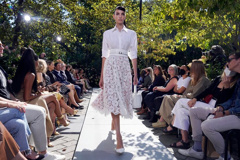 Michael Kors enfatizó que el estilo está de vuelta después de un año de cierres relacionados con el coronavirus. (Foto: AP)