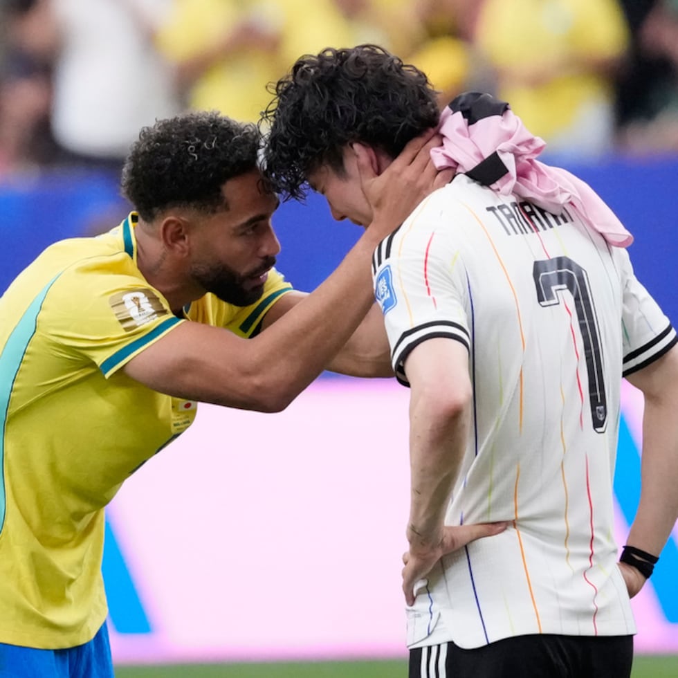 El brasileño Matheus Cunha (9) consuela al japonés Ao Tanaka (7) tras el partido.