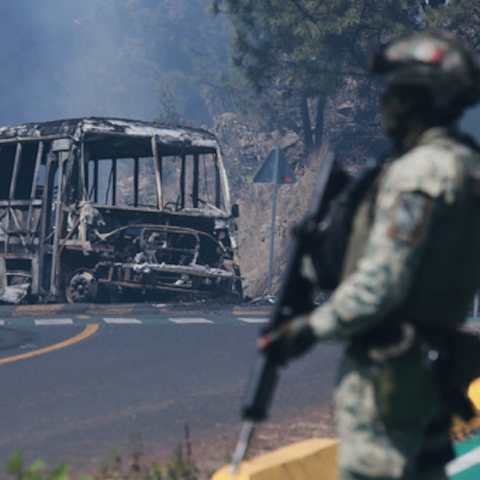 Un soldado monta guardia junto a un vehículo calcinado tras haber sido incendiado en Cointzio, en el estado de Michoacán, México.