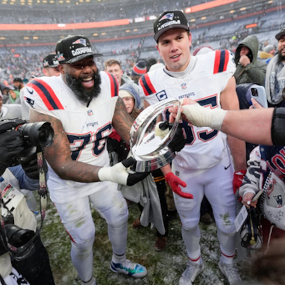 El tackle ofensivo de los New England Patriots Morgan Moses (76) y el ala cerrada Hunter Henry celebran después del partido de fútbol americano del Campeonato de la AFC de la NFL contra los Denver Broncos.