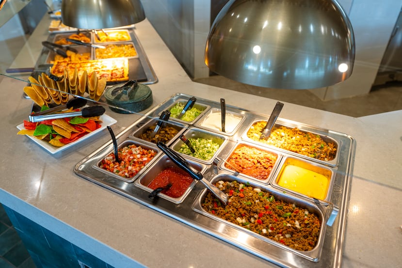 El bufé incluye estaciones de ensaladas frescas, sopas, comida criolla, italiana, mexicana, oriental y hasta postres.