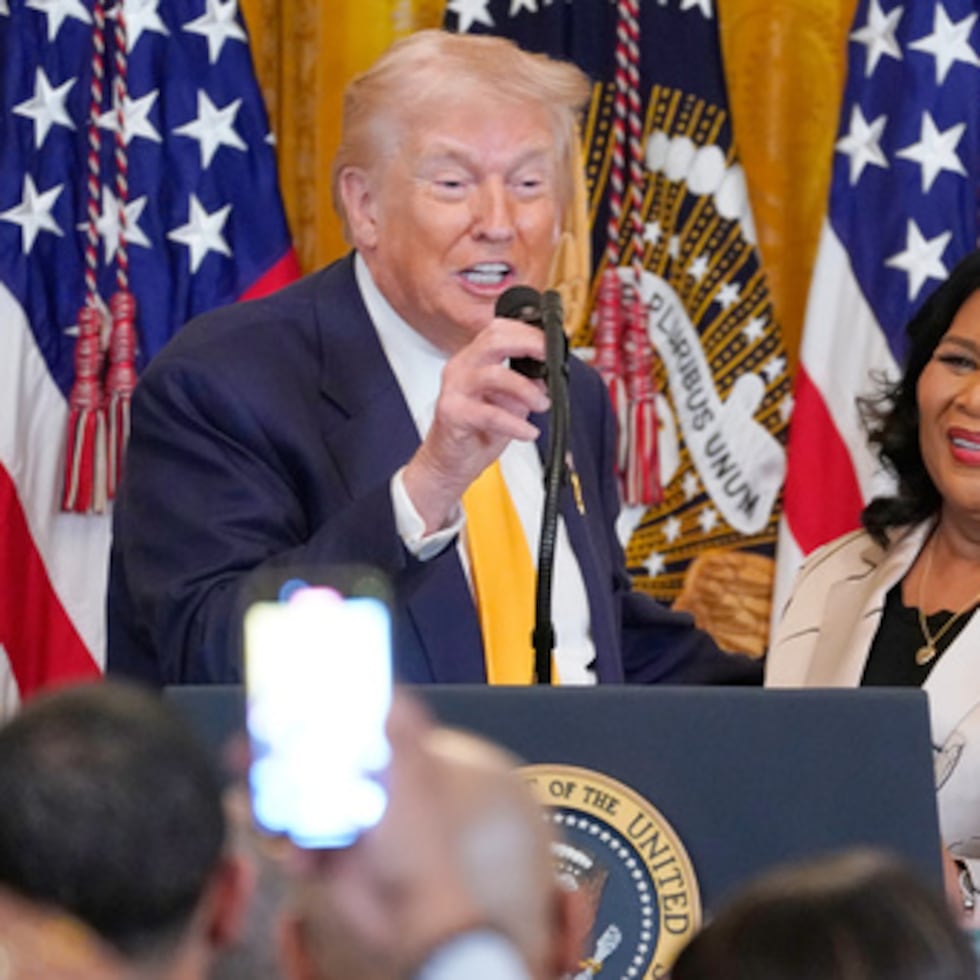 El presidente Donald Trump habla mientras la zar de los indultos de la Casa Blanca, Alice Johnson, escucha durante un evento del Mes de la Historia Negra en la Sala Este de la Casa Blanca, el miércoles 18 de febrero de 2026, en Washington.