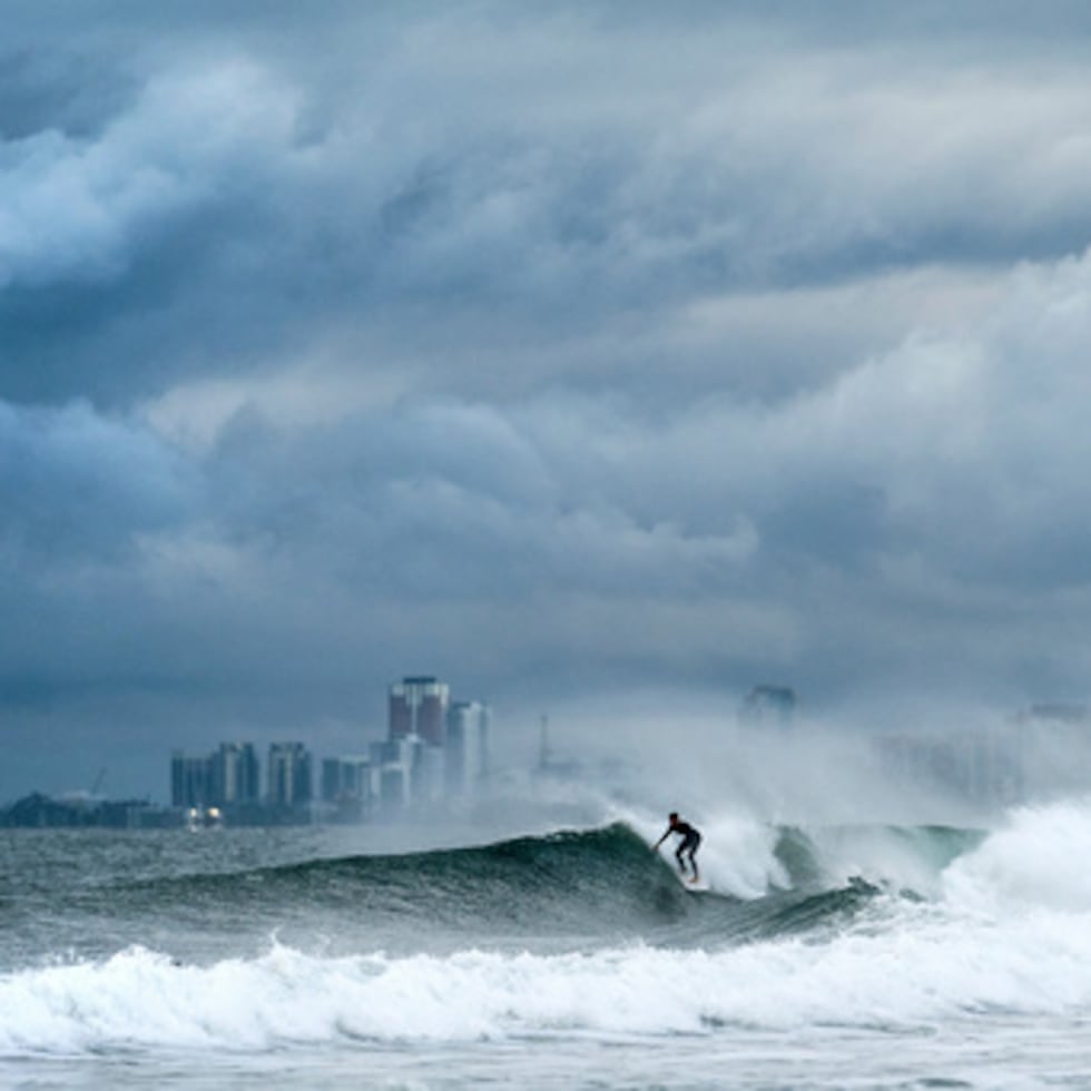 Las advertencias de inundación se mantendrían vigentes hasta la tarde del domingo para los condados de Los Ángeles, Ventura y Santa Bárbara, donde aún era posible que se produjeran lluvias localizadas tras los fuertes aguaceros del viernes y el sábado.