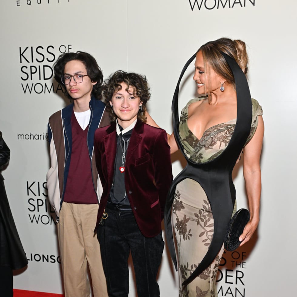 Jennifer Lopez Max Muñiz y Emme Muñiz junto a su madre Jennifer López en octubre de 2025 asistieron a la premier de "Kiss of the Spider Woman" en The Shed en Nueva York.