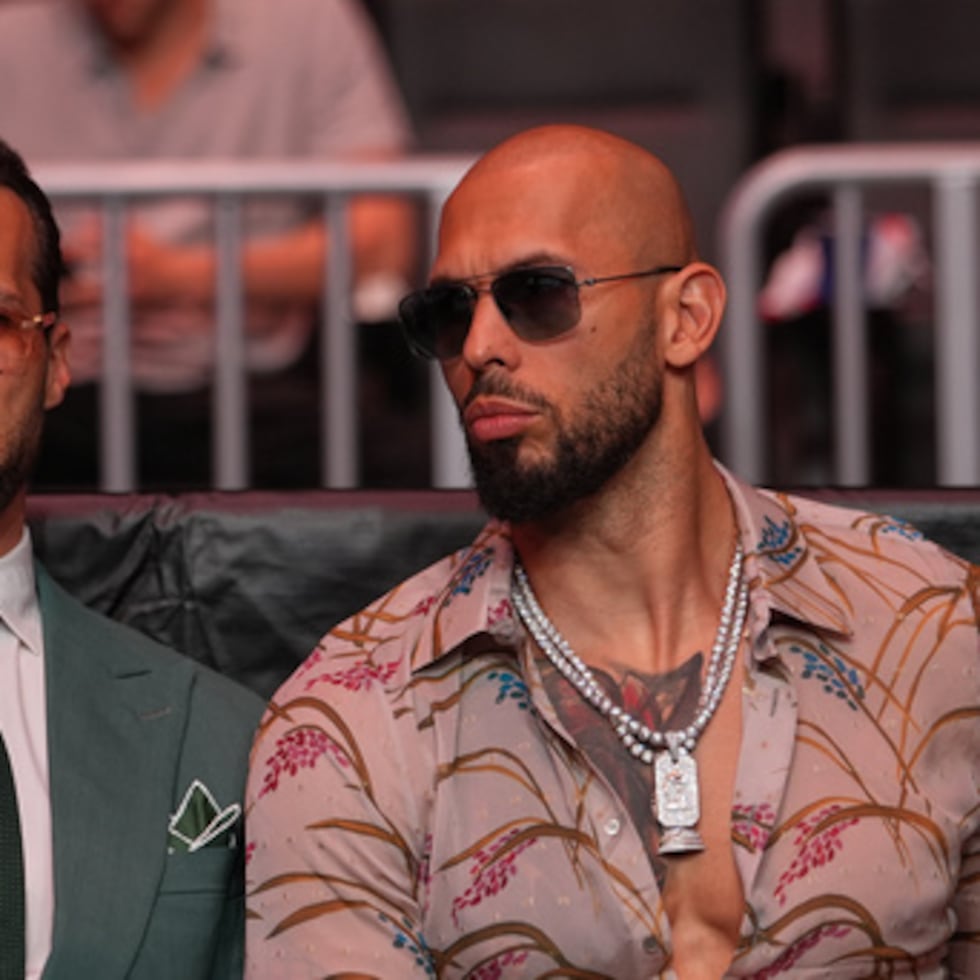 Andrew Tate (a la derecha) y su hermano Tristan, en Miami. Los hermanos fueron detenidos por el Servicio de Alguaciles de Estados Unidos en virtud de una orden confidencial.