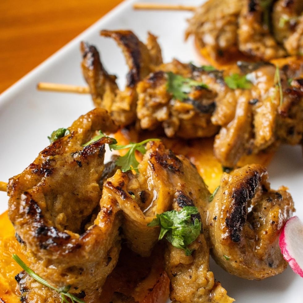 Los pinchos de séitan y tofú bañados en salsa BBQ son parte de los ofrecimientos que tendrá El Grifo este fin de semana en el cierre de DTMF World Tour.