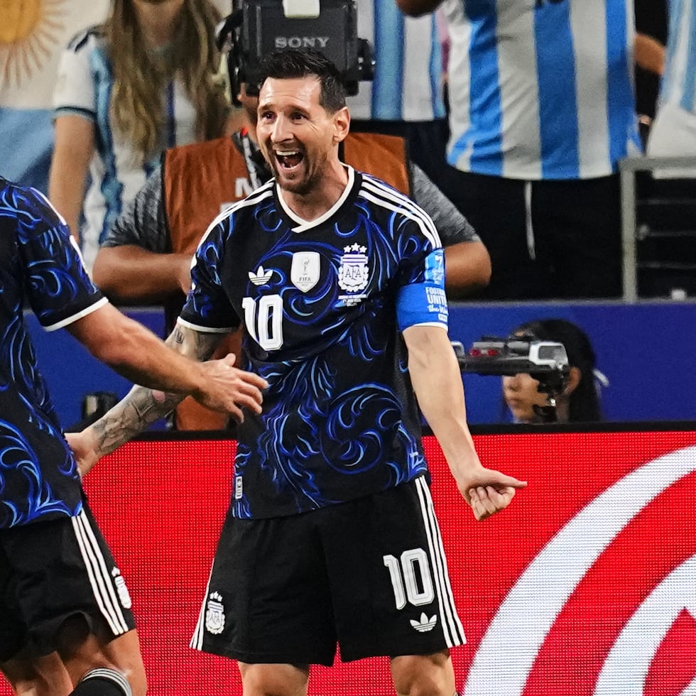 Lionel Messi celebra con Marco Senesi tras anotar el tercer gol de Argentina en la victoria 3-1 ante Jordania en el Grupo J del Mundial, el sábado 27 de junio de 2026, en Arlington, Texas. (AP Foto/Julio Cortez)