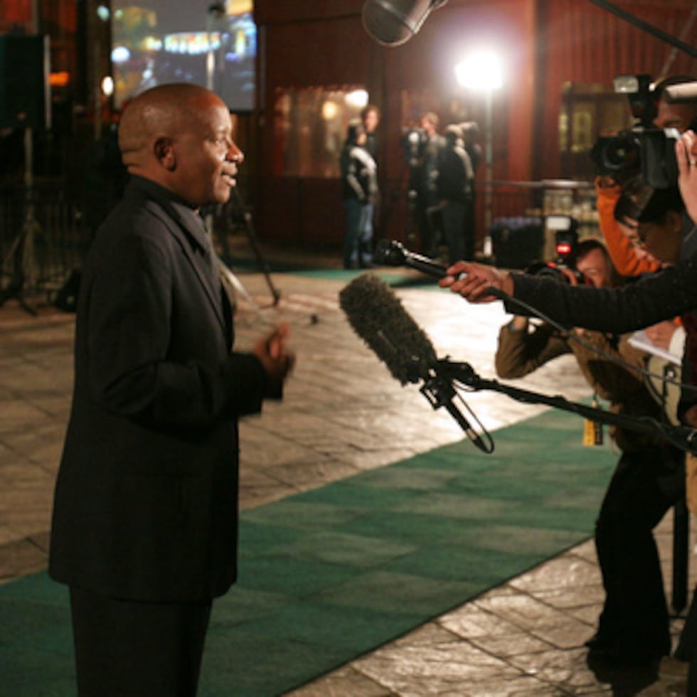 La demanda de Lebohang Morake acusa al cómico zimbabuense Learnmore Mwanyenyeka, conocido como Learnmore Jonasi, de traducir mal intencionadamente el cántico, que lanza la película de Disney de 1994 y es fundamental en las versiones escenificadas, así como en el remake de Disney de 2019.