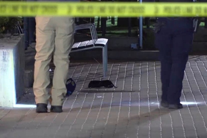 Esta imagen, tomada de un video proporcionado por KCRG, muestra a agentes de policía de Iowa City trabajando en el lugar de un tiroteo en el centro de la ciudad, cerca del campus de la Universidad de Iowa, el domingo 19 de abril de 2026. (KCRG vía AP)