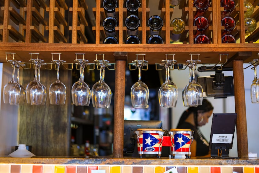 Área de la barra del restaurante boricua más concurrido de Boston.