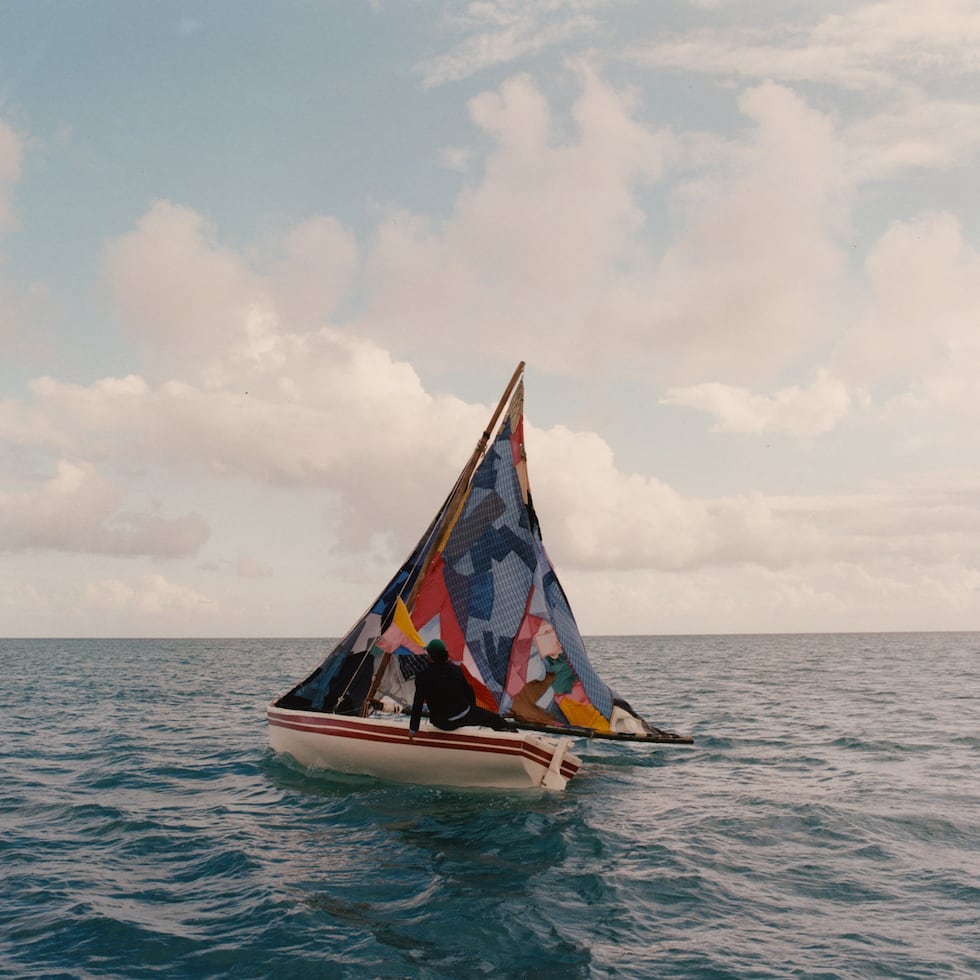 La campaña oficial fue fotografiada en Puerto Rico por STILLZ, responsable de algunos de los momentos visuales más icónicos de la carrera de Benito