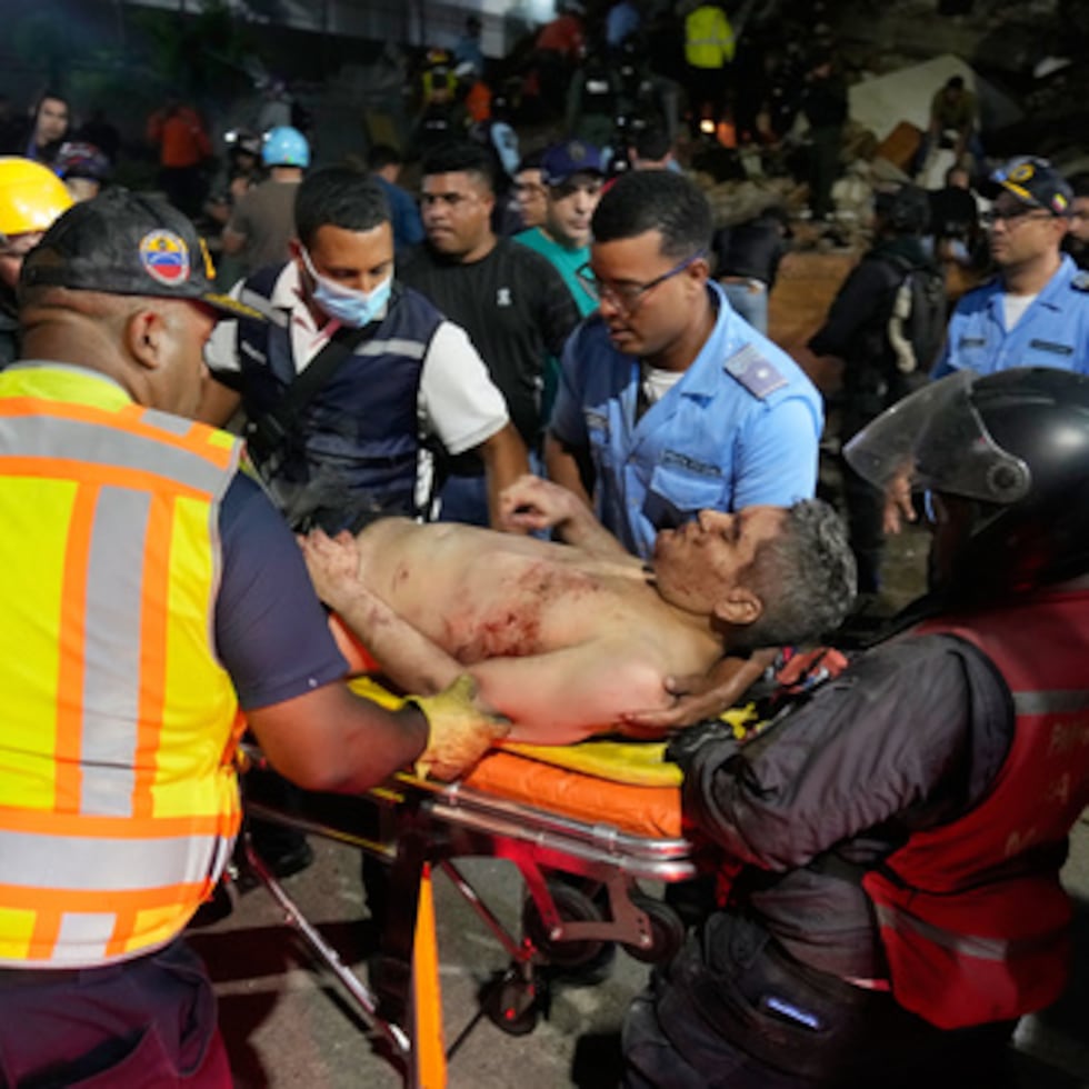 Los equipos de rescate trasladan a un hombre herido tras un terremoto en Caracas.