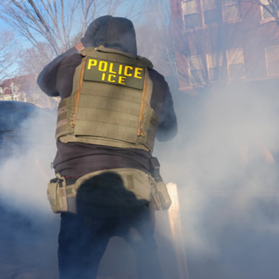 El cambio se produce mientras la administración Trump amplía de forma drástica los arrestos migratorios en todo el país, desplegando a miles de agentes en el marco de una campaña de deportación masiva que ya está transformando las tácticas de aplicación de la ley en ciudades como Minneapolis.