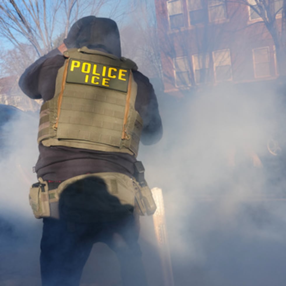Gas lacrimógeno es desplegado en medio de manifestantes cerca de la escena donde Renee Good fue fatalmente baleada por un oficial de ICE.