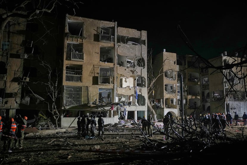 Fuerzas de seguridad y equipos de rescate israelíes trabajan en el lugar alcanzado por un misil iraní en Arad, al sur de Israel, el domingo 22 de marzo de 2026. (Foto AP/Ohad Zwigenberg)