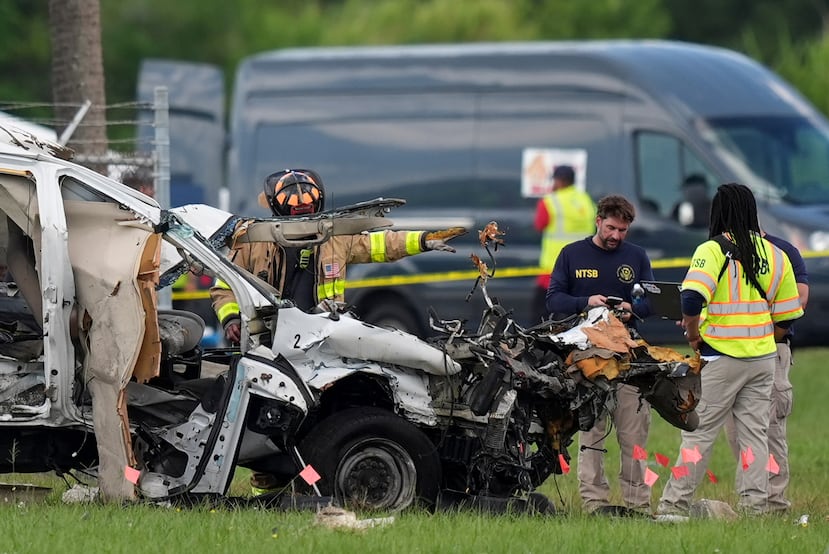 Investigadores y personal de emergencia inspeccionan un vehículo dañado dos días después de que un avión de carga de Amazon se saliera de la pista en el Aeropuerto Internacional de Miami, el martes 8 de septiembre de 2026, en Miami. (Foto AP/Rebecca Blackwell)