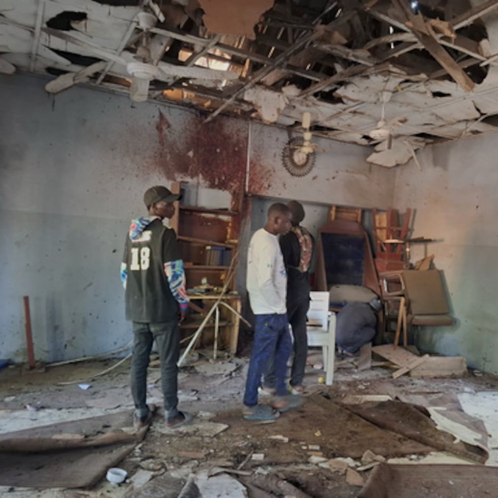Varias personas inspeccionan el lugar de la explosión de una bomba en el interior de una mezquita en Maiduguri, Nigeria.