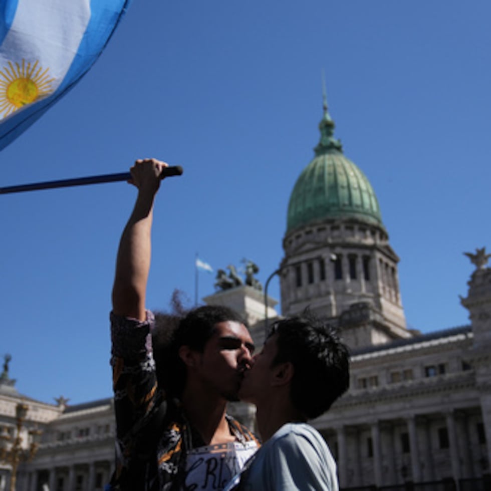 Cristian Valderrama besa a su marido Lucas García durante una protesta frente al Congreso contra un proyecto de reforma laboral propuesto por el gobierno del presidente Javier Milei en Buenos Aires, Argentina, el viernes 27 de febrero de 2026.