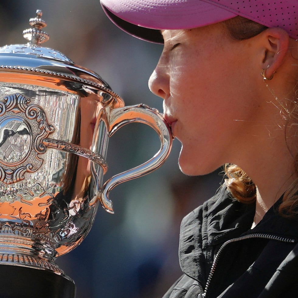 La rusa Mirra Andreeva posa con el trofeo de campeona del Abierto de Francia tras derrotar a la polaca Maja Chwalinska en la final en París.