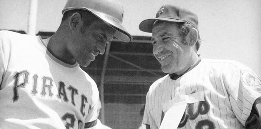 Roberto Clemente y Yogi Berra fueron captados en esta foto el 10 de marzo de 1972 antes de un juego de exhibición. El boricua iba a la que fue su última temporada y Berra dirigía a los Mets. (AP)