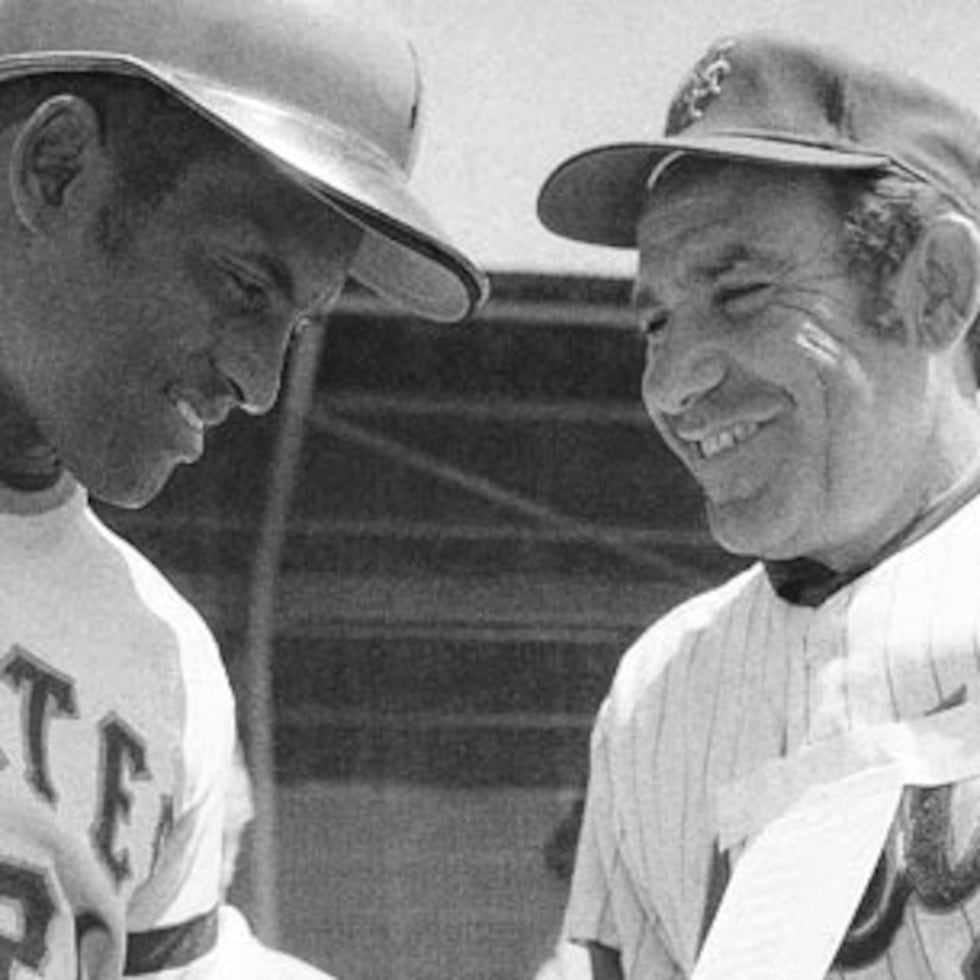 Roberto Clemente y Yogi Berra fueron captados en esta foto, el 10 de marzo de 1972, antes de un juego de exhibición. (AP)