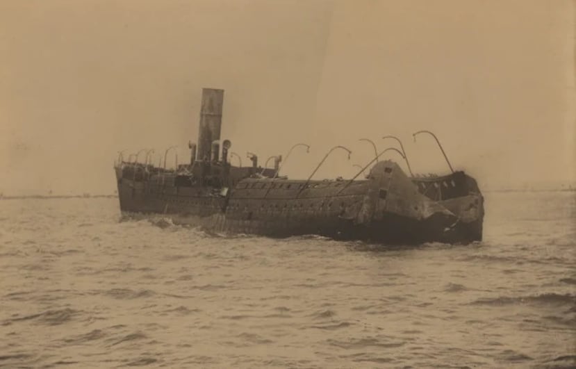 El Antonio López naufragó y encalló en el verano de 1898. Tras varios días de incendio, los mamparos se derrumbaron hacia adentro. Se hundiría pocos días después.