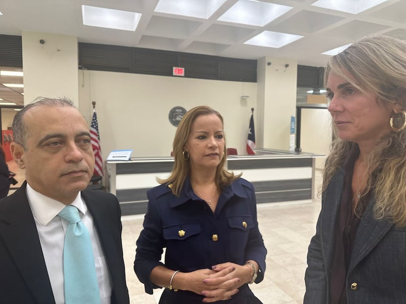 La fiscal independiente Zulma Fúster Troche -al centro- está a cargo del caso por malversación de hasta $7 millones en fondos públicos para trabajos, en una quebrada en Guaynabo, que nunca se realizaron.