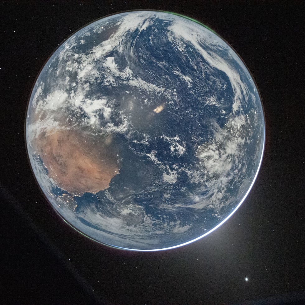 Esta imagen proporcionada por la NASA muestra una vista de la Tierra captada por el astronauta de la NASA y comandante de Artemis II, Reid Wiseman, desde la ventana de la nave Orion tras completar la maniobra de inyección translunar.