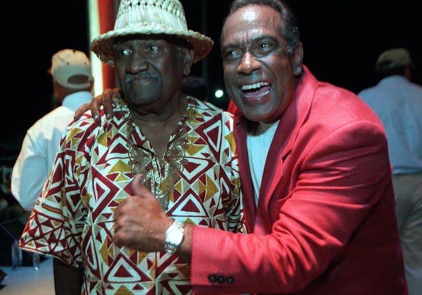 El cantante junto al compositor Tite Curet Alonso, a quien en 1999 se le dedicó el Día Nacional de la Salsa. (Archivo)