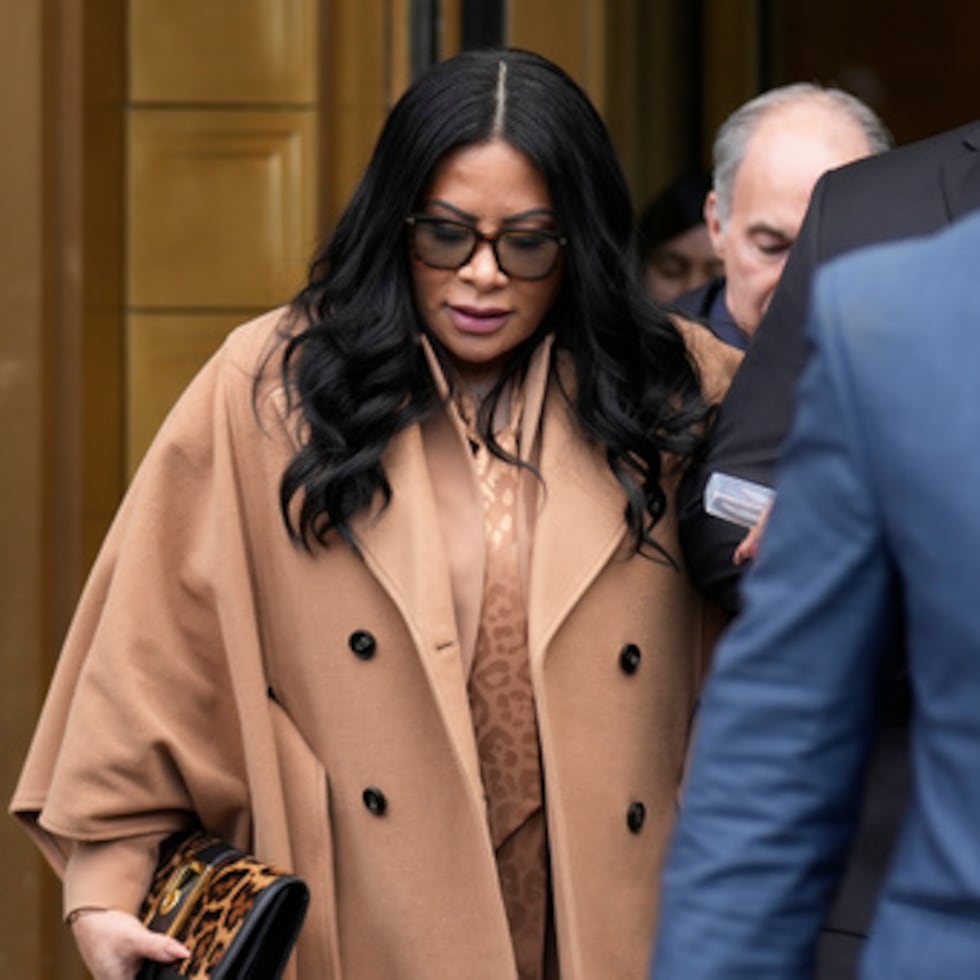 ARCHIVO - Jennifer Shah abandona un tribunal federal en Nueva York el 6 de enero de 2023. (AP Photo/Seth Wenig, Archivo)