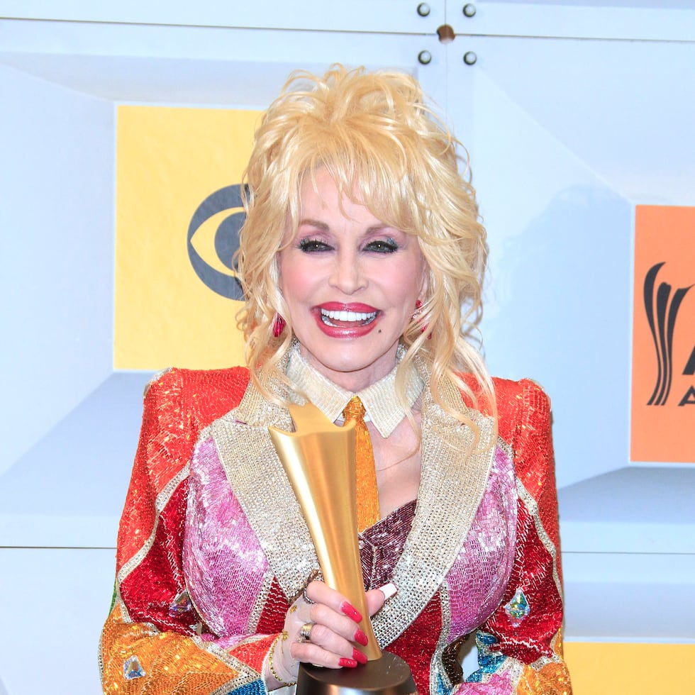 Dolly Parton posaba en 2016 durante la 51 edición de los Premios de la Música Country en el Grand Garden Arena en Las Vegas (Estados Unidos). EFE/Nina Prommer/Archivo.