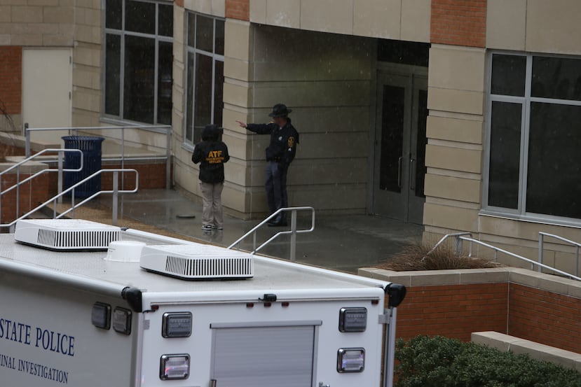 La policía llega al campus de la Universidad Old Dominion tras informes de un tirador activo el jueves 12 de marzo de 2026 en Norfolk, Virginia. (Foto AP/John Clark)