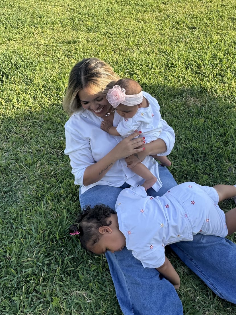 Coralis Chaluisant, Chief Media Intelligence Officer de Lopito, Ileana & Howie, con Gianna Valeria y Kaia Isabelle.