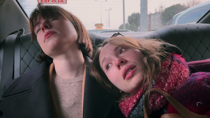 Ksenia Mironova, izquierda, y Valeria Ratnikova aparecen en una escena de "My Undesirable Friends: Part II - Exile".