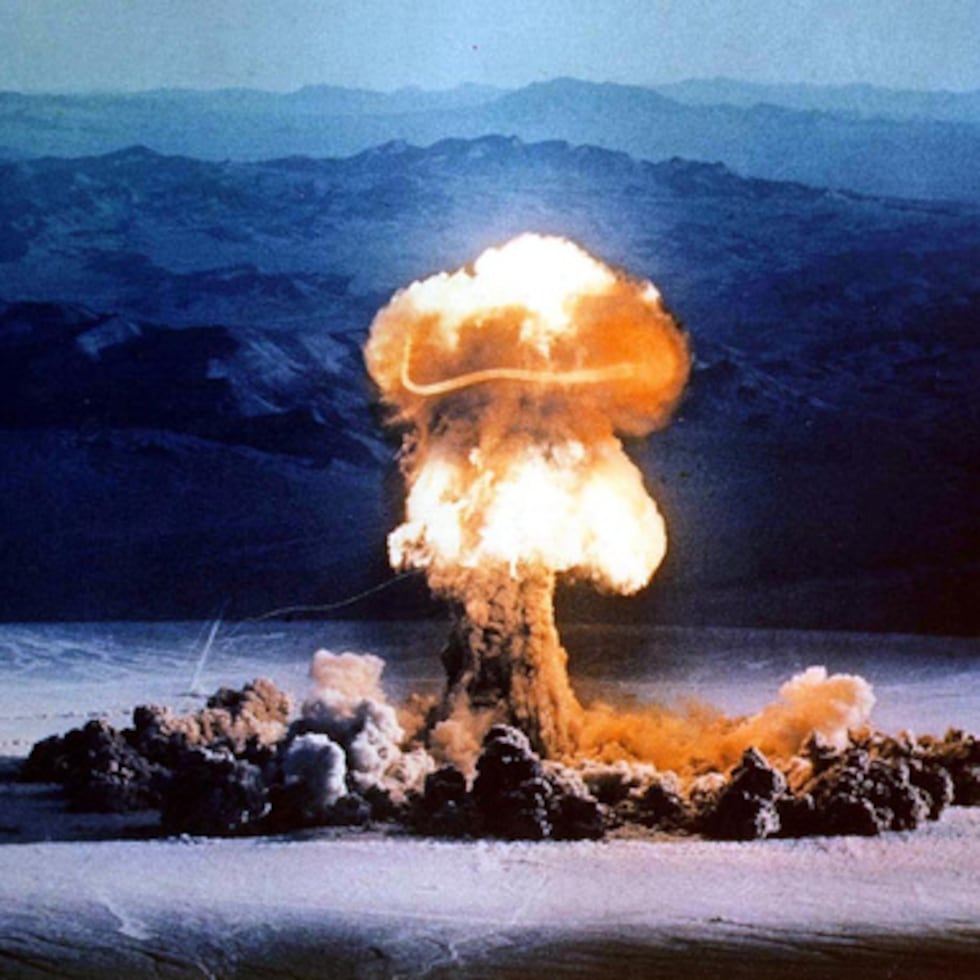 ARCHIVO - Una nube en forma de hongo se eleva desde una explosión de prueba en el Sitio de Pruebas de Nevada el 24 de junio de 1957. (Departamento de Energía de EE.UU. vía AP, Archivo)