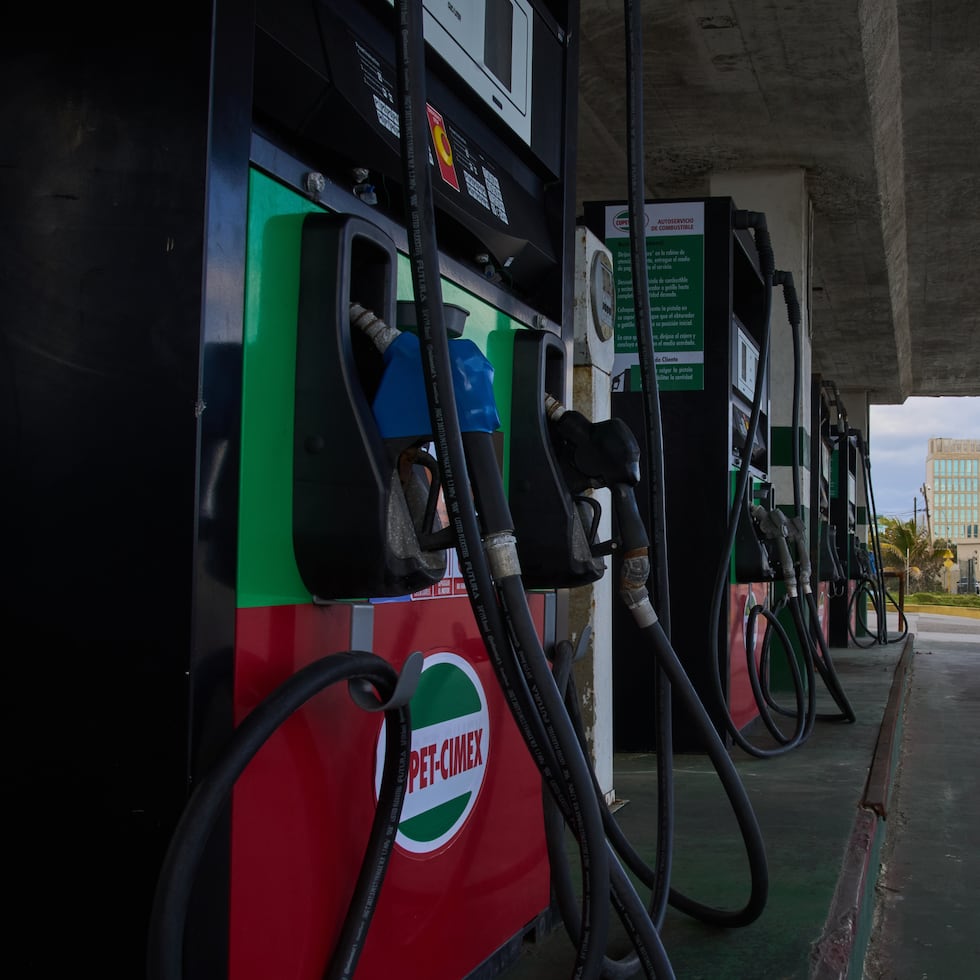 Una gasolinera que se ha quedado sin combustible se encuentra cerca de la embajada de Estados Unidos, en la imagen al fondo, La Habana, Cuba, el sábado 7 de febrero de 2026.