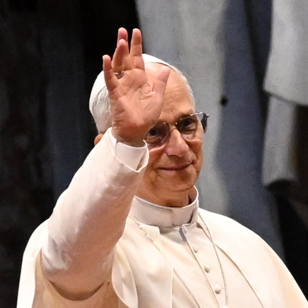 León XIV aprovechó además que este martes se celebra el Día de las Fuerzas Armadas en Italia para felicitar a los militares y recordar que “los países tienen el derecho de tener fuerzas armadas para defender la paz, para construir la paz”.