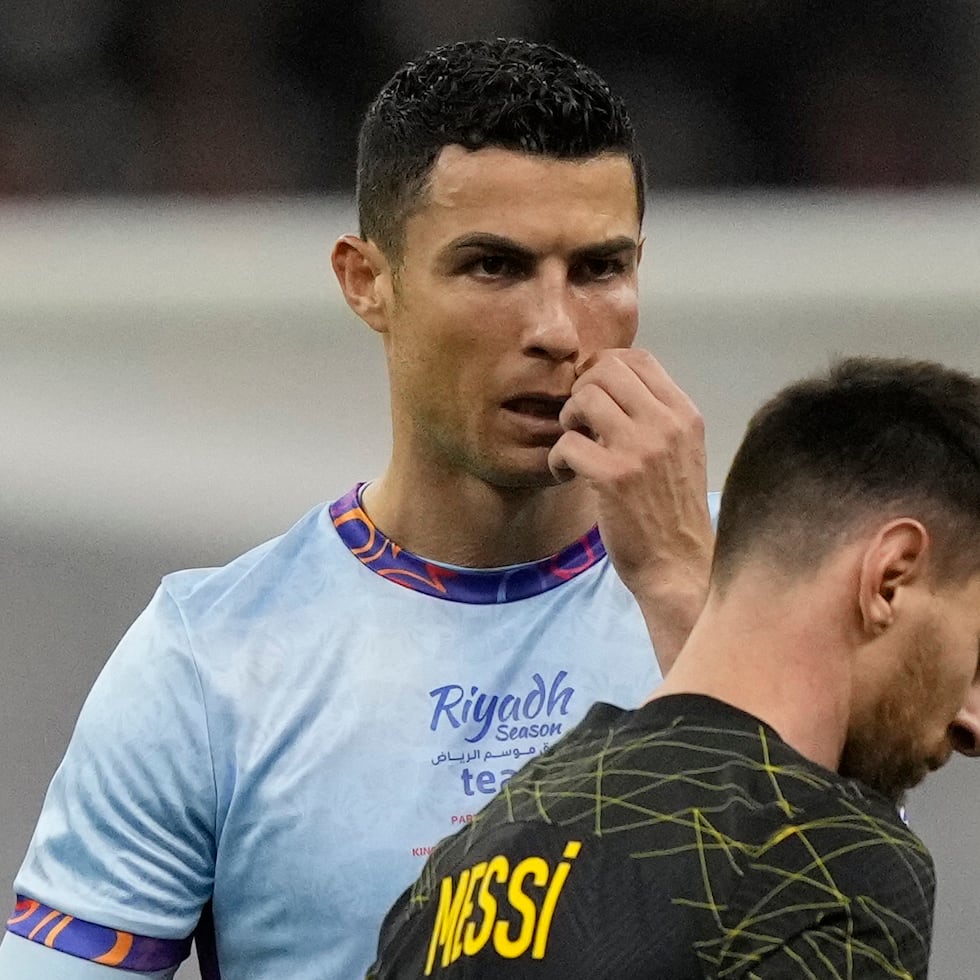 Cristiano Ronaldo (de azul) gesticula durante el partido entre un combinado de clubes de Arabia Saudí frente al Paris Saint-Germain, de Lionel Messi (de negro), el 19 de enero de 2023, en Riad, Arabia Saudí.