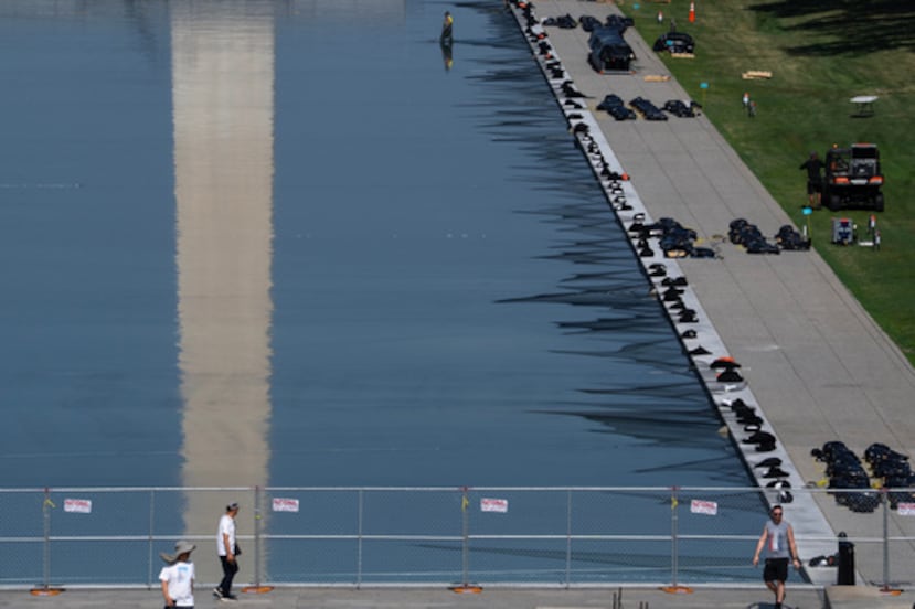 Trabajadores instalan fuegos artificiales a lo largo del borde del estanque reflectante del Monumento a Lincoln, con vistas a la celebración del 4 de julio «America 250» en el National Mall, el jueves 2 de julio de 2026, en Washington. (Foto AP/Nathan Howard)