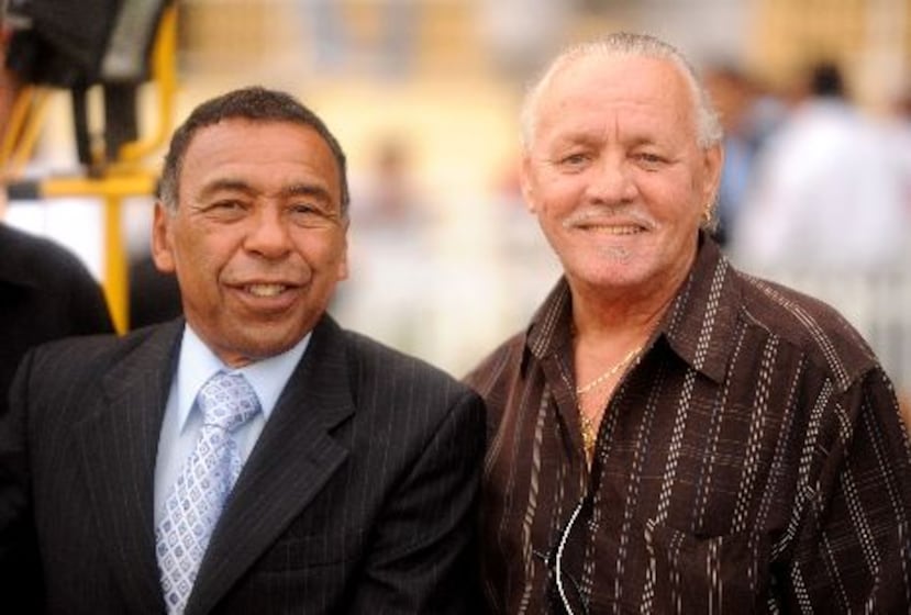 Eddie Belmonte (derecha), quien se considera responsable del éxito de Ángel Cordero en Estados Unidos, comparte con el ex jinete durante una visita reciente a Puerto Rico. <font color="yellow">(Suministrada)</font>