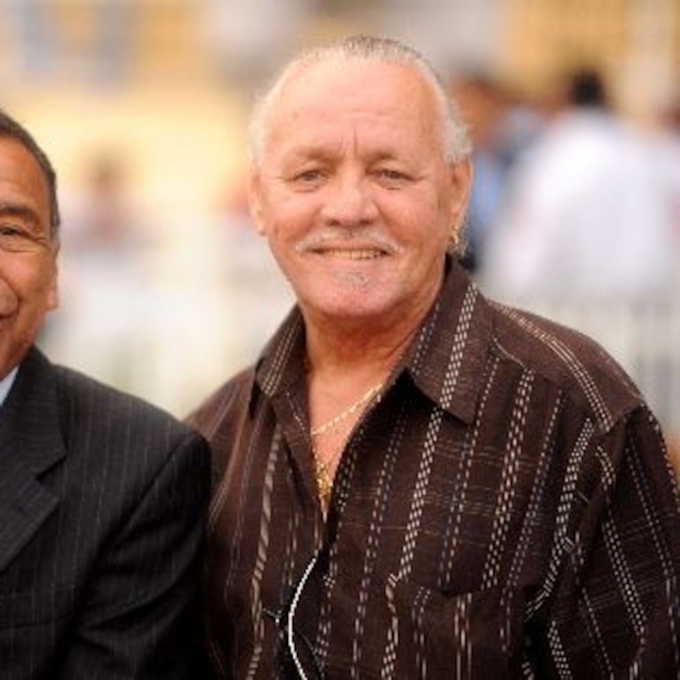 El fallecido jinete Eddie Belmonte (derecha), considerado uno de los pioneros que abrió camino para Ángel Cordero y otros látigos puertorriqueños en Estados Unidos, comparte con Cordero durante una visita a Puerto Rico.