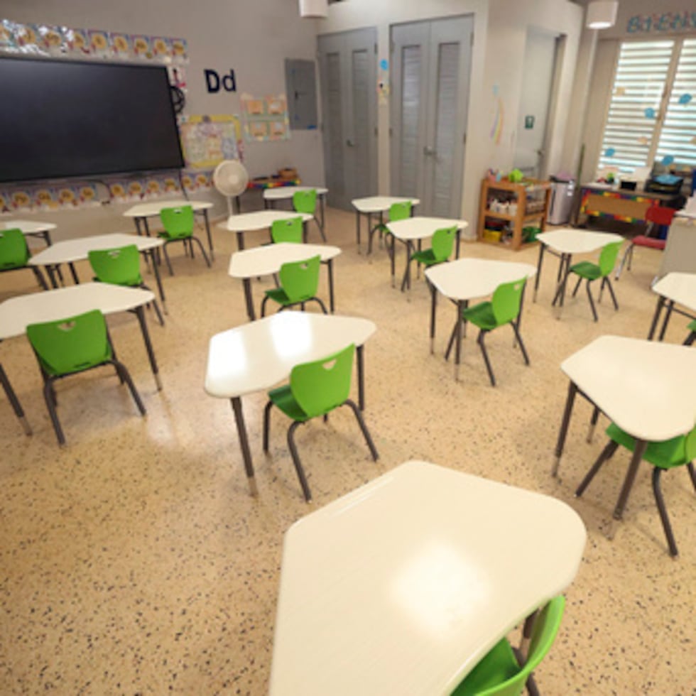 La maestra ofrecía la clase de Salud a alumnos de séptimo grado en la escuela intermedia Jardines de Ponce.