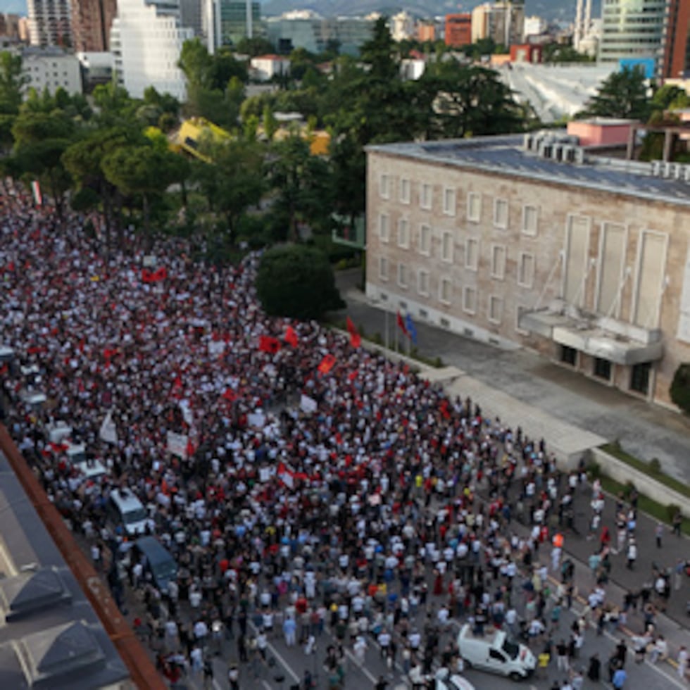 Manifestantes participan en una concentración en Tirana, el sábado, contra la construcción de un proyecto de desarrollo costero masivo vinculado a Jared Kushner e Ivanka Trump.