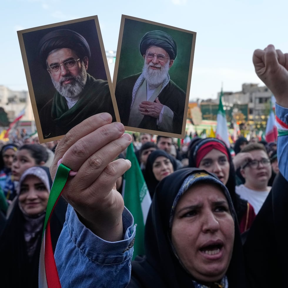 Trump evalúa múltiples opciones diplomáticas y políticas para presionar a Irán a poner fin a su asfixiante control sobre el estrecho de Ormuz.