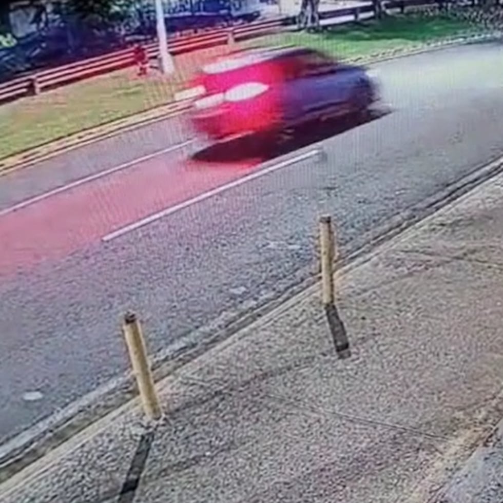 El auto quedó grabado en cámaras de seguridad de la zona.