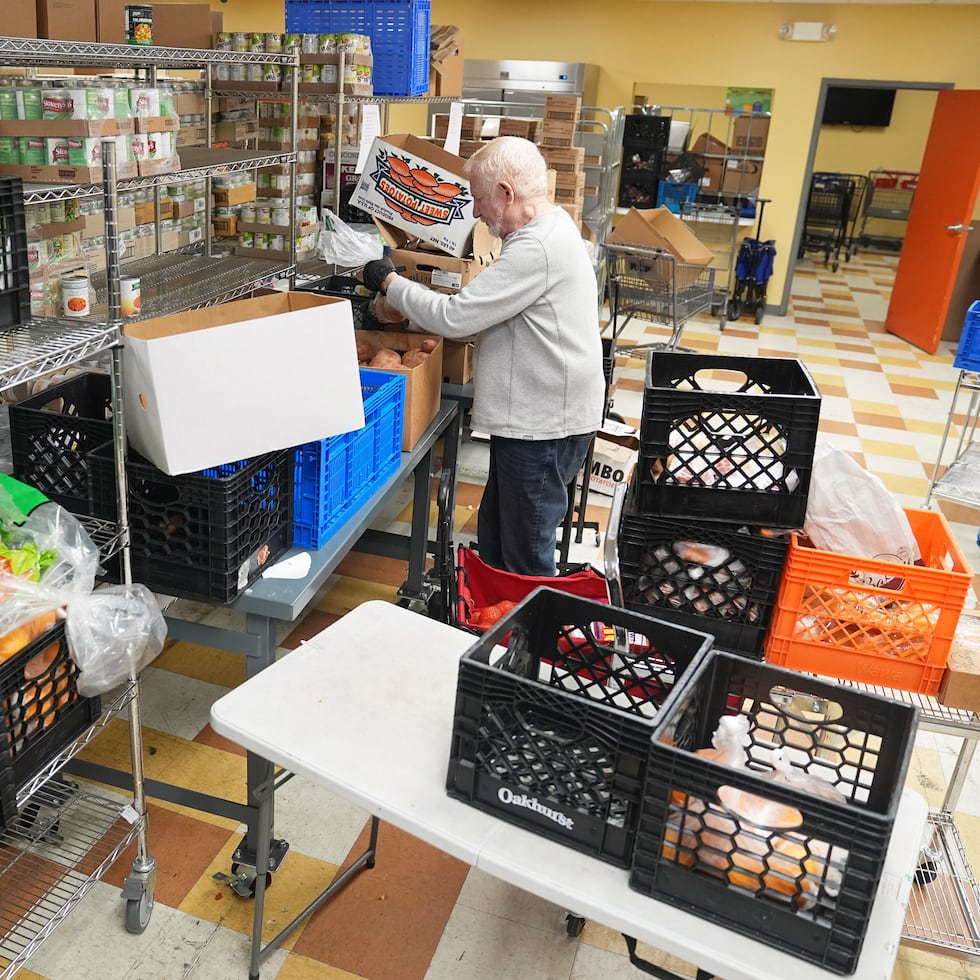 El voluntario Bruce Toben empaca comestibles durante un reparto de alimentos de emergencia del Programa de Alimentos Mitzvah de la Federación Judía de Filadelfia, en Filadelfia.