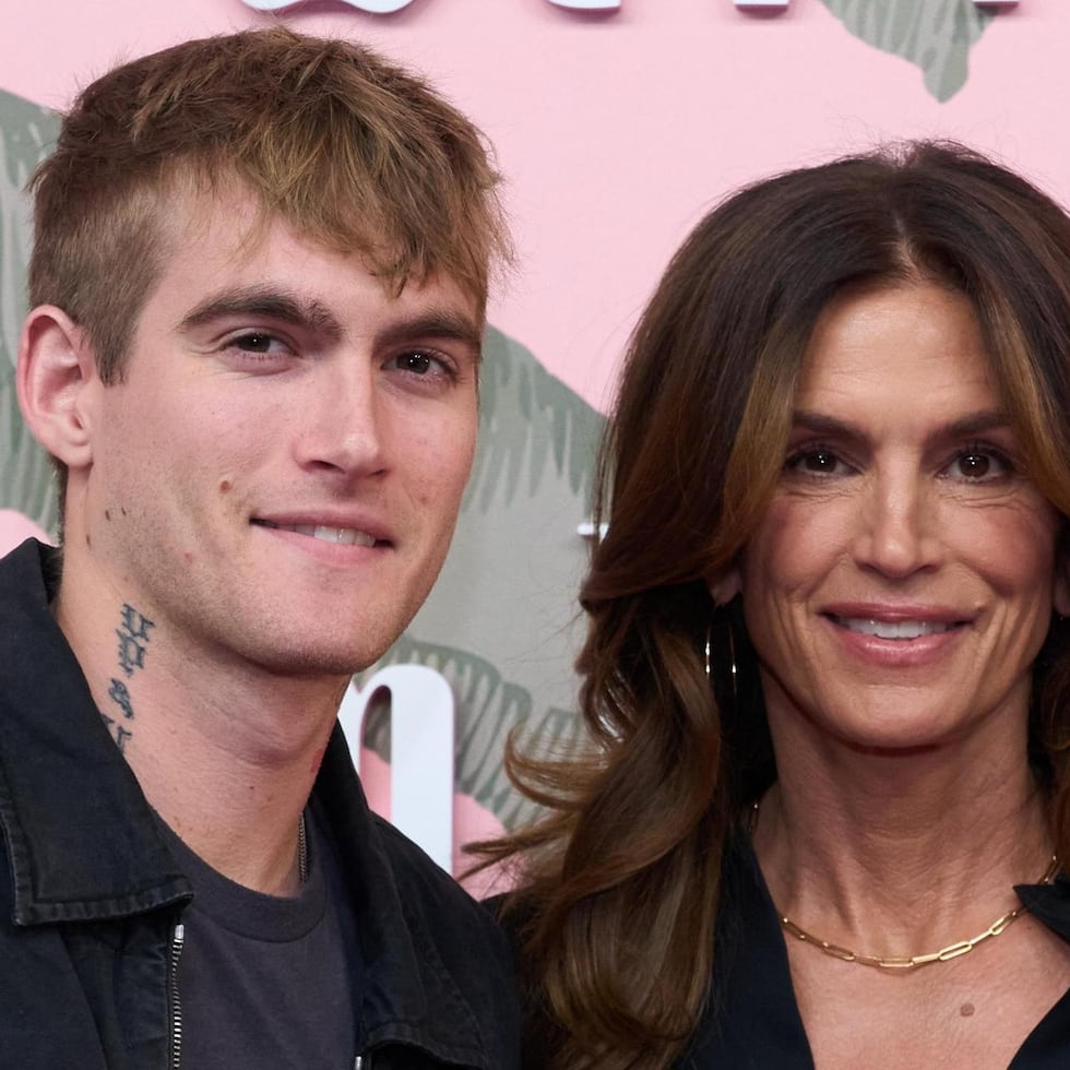 Cindy Crawford junto a su hijo Presley Gerber, en Beverly Hills en el 2024.