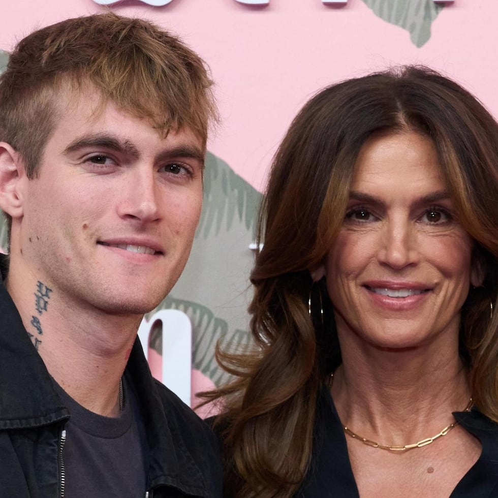 Cindy Crawford junto a su hijo Presley Gerber, en Beverly Hills en el 2024.